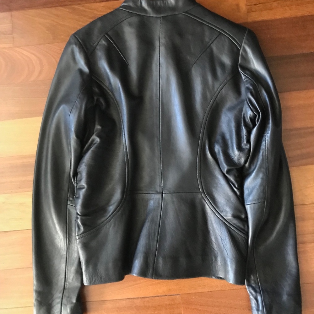 Tahari Ultra soft leather jacket with great details sz S - Picture 4 of 5